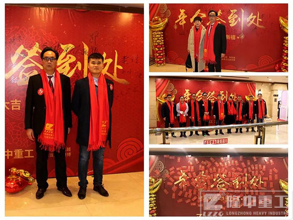 到会的3377体育各位L导在签到处合影