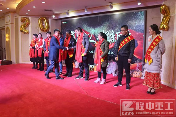 董事长白友斌及总经理白利明先生对3377体育y秀员工进行表彰