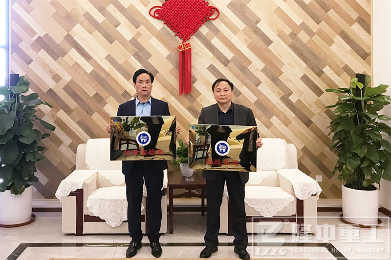 3377体育L导人与河科大负责人合照