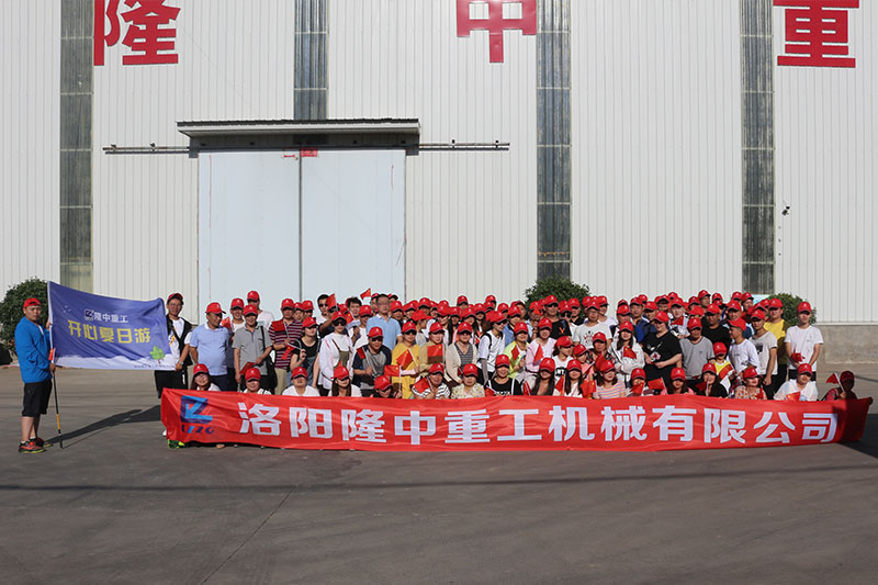 3377体育全体在厂门口合影