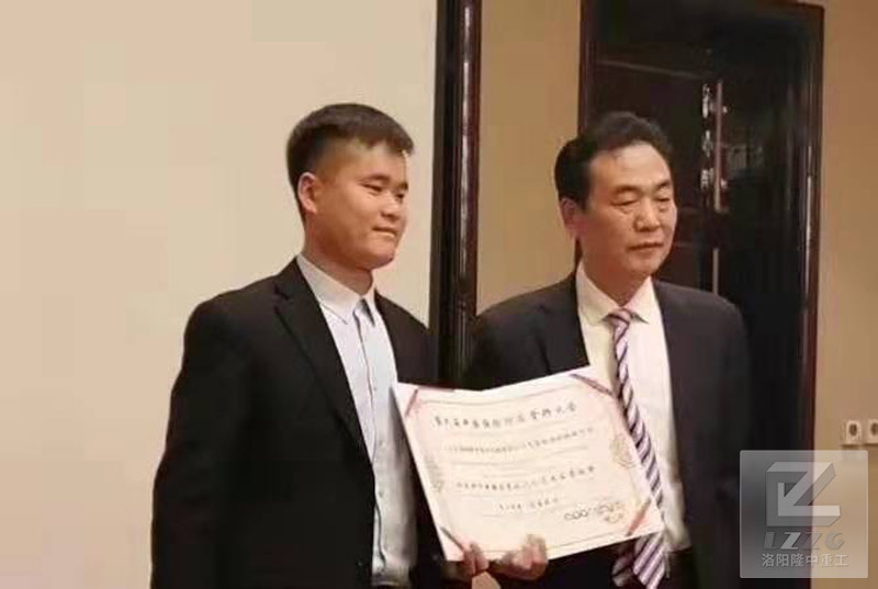 3377体育总经理白利明先生上台接受表彰