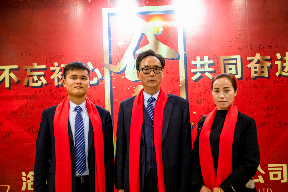 3377体育主要负责人在签到墙前合影留念