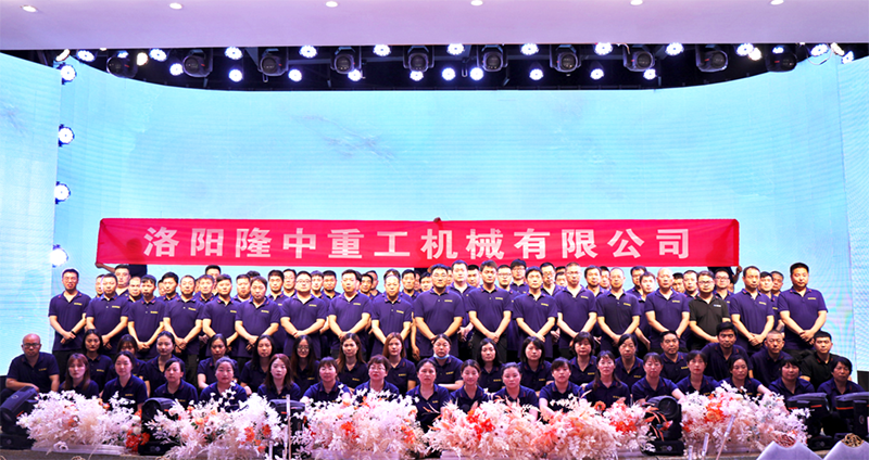 公司全体合影拍摄留念